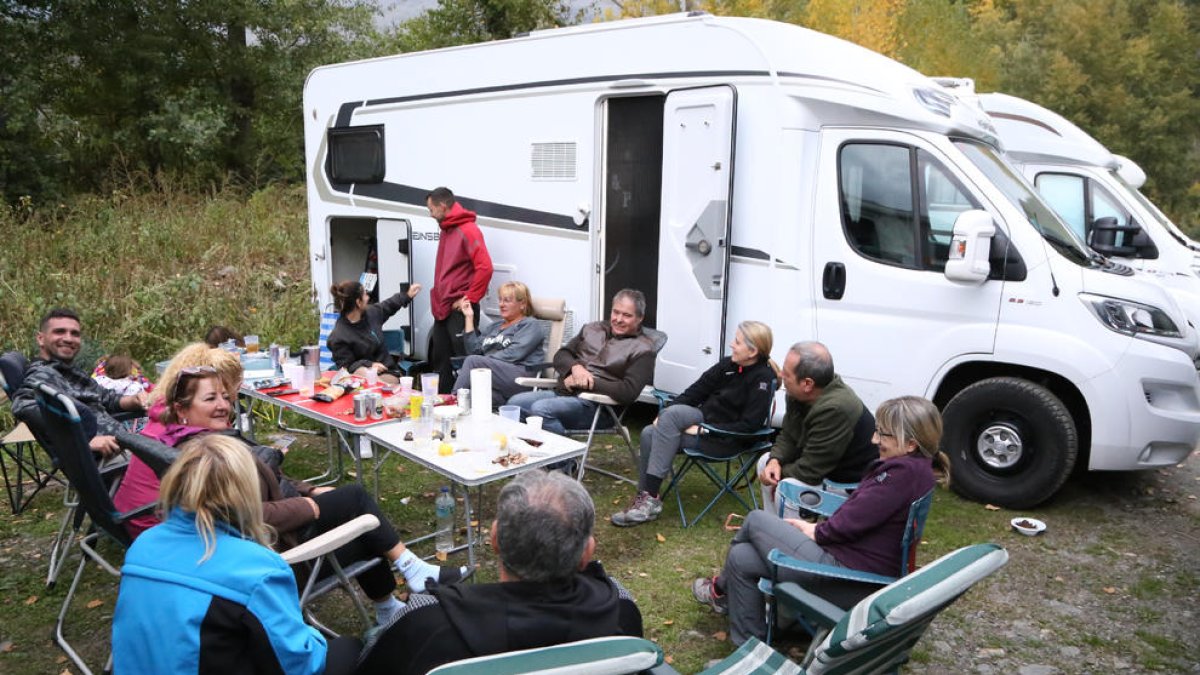 Turistas en una autocaravana ayer en Rialp.