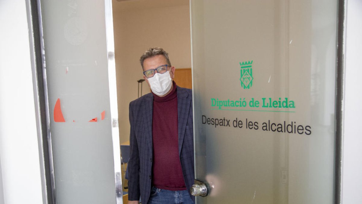 Talarn, en el recién estrenado despacho de las alcaldías (arriba).