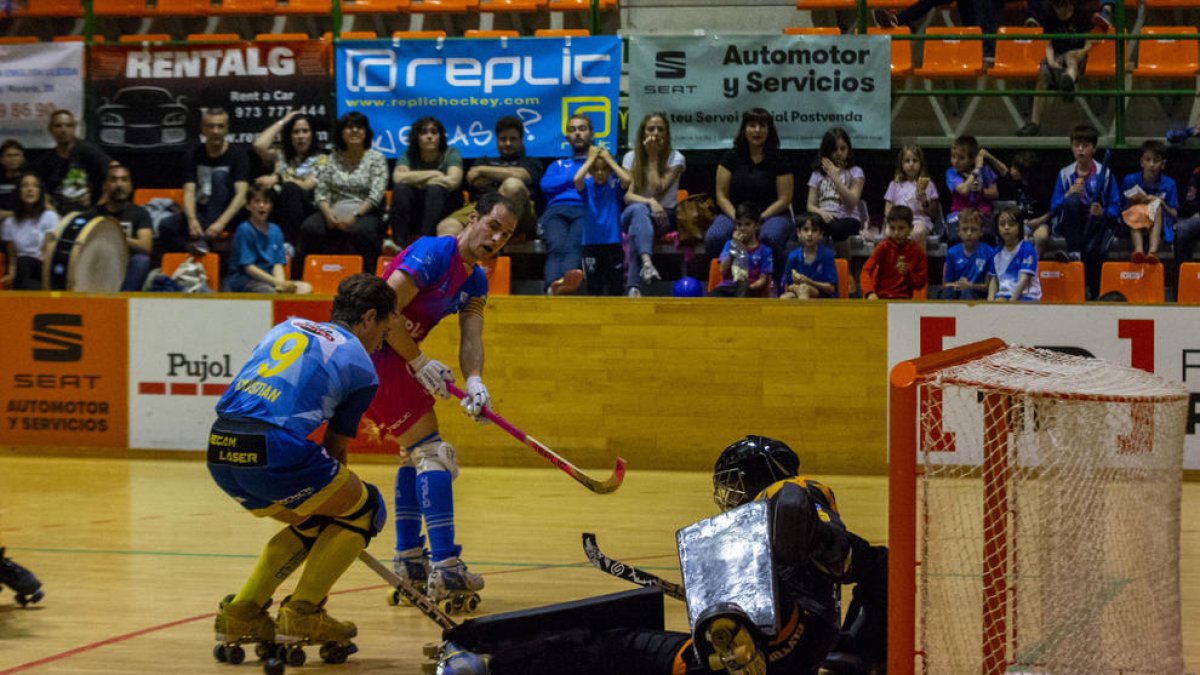 Andreu Tomàs intenta un llançament a porta durant el matx d’ahir.