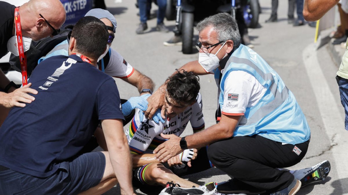 El corredor francès Julien Alaphilippe, a terra després de caure.