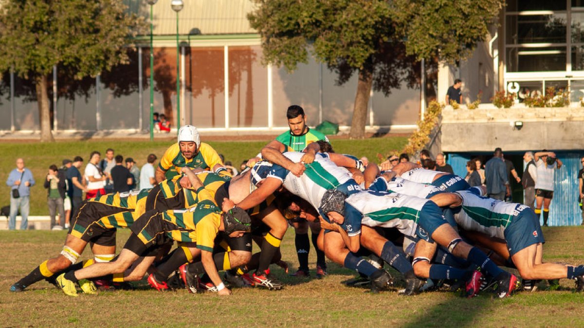 Una melé en un partit de l’Inef Lleida Rugby.