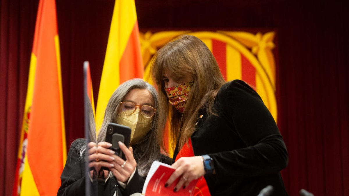 La secretaria general del Parlament, Esther Andreu, junto a la presidenta de la Cámara, Laura Borràs.