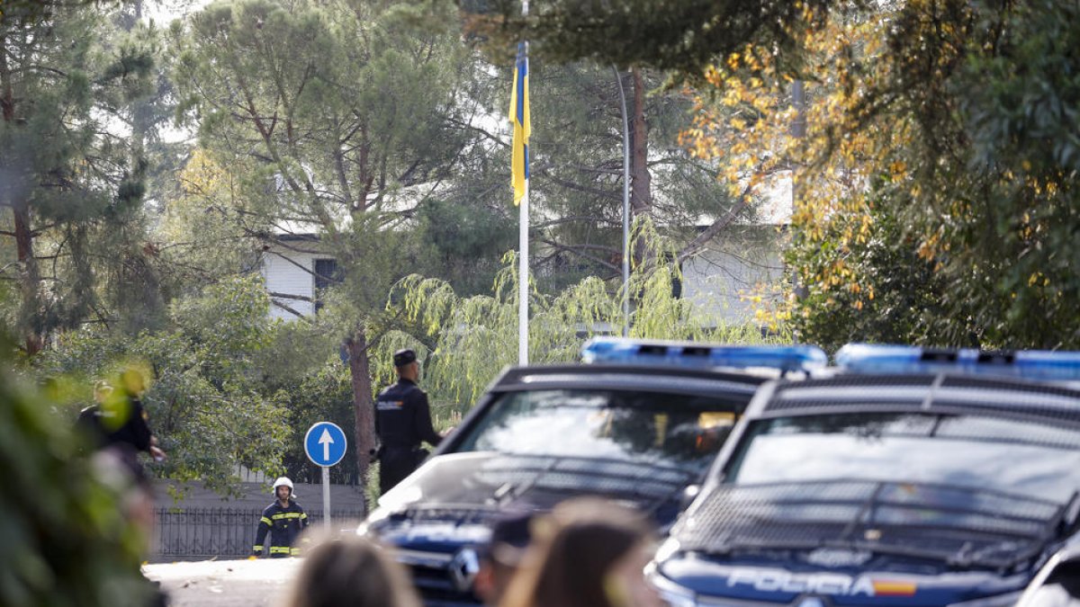 Policies munten guàrdia a prop de l’ambaixada ucraïnesa.