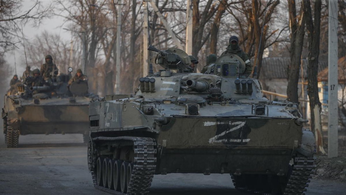 Militars russos condueixen vehicles blindats a Volnovakha, a prop de Donetsk, Ucraïna.