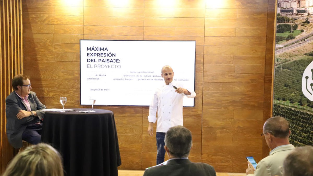 Menú de fruita - El xef del restaurant La Boscana, Joel Castanyé, va presentar ahir en el quart esmorzar d’Inno4agro un projecte que converteix la fruita de Lleida en protagonista de tots els seus plats.