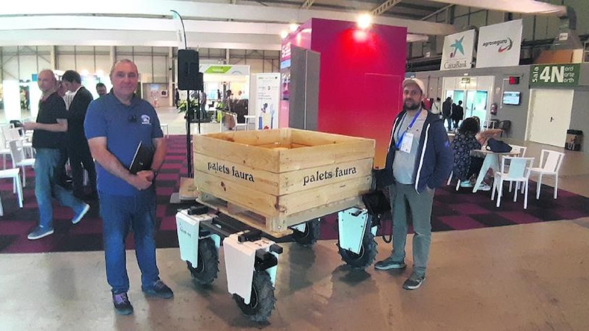 Andreu Ibàñez y Edgar Riba, con el vehículo presentado ayer.