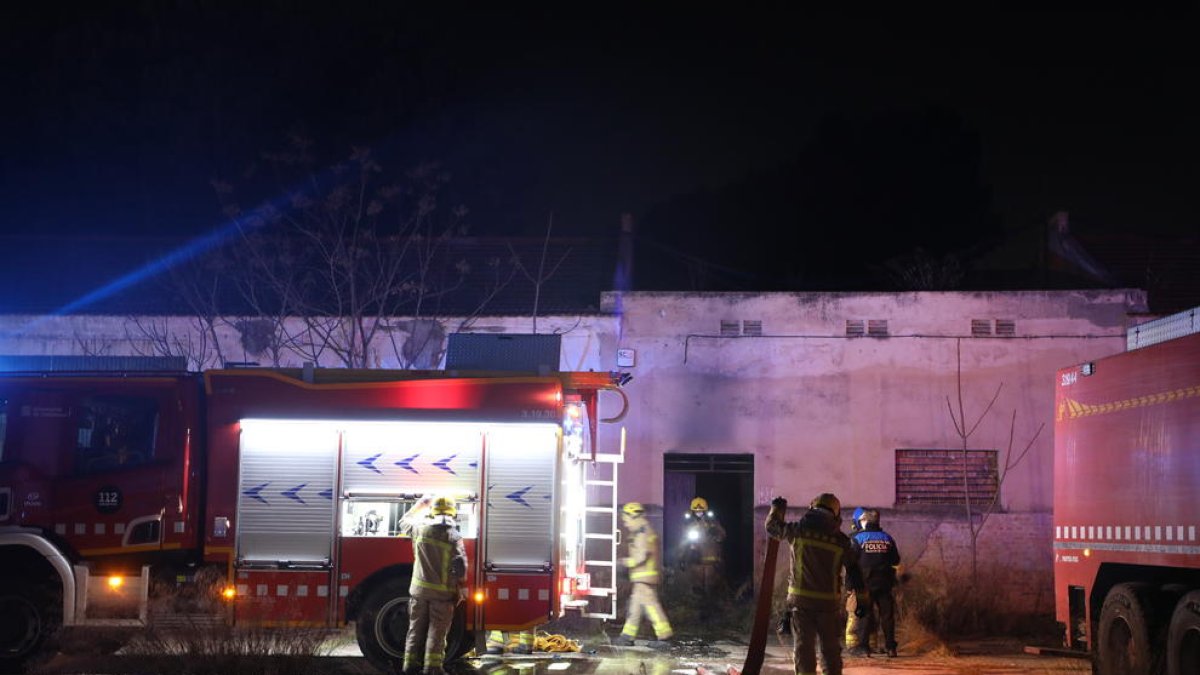 Bombers treballant a la zona de l’incendi al Turó de Gardeny.