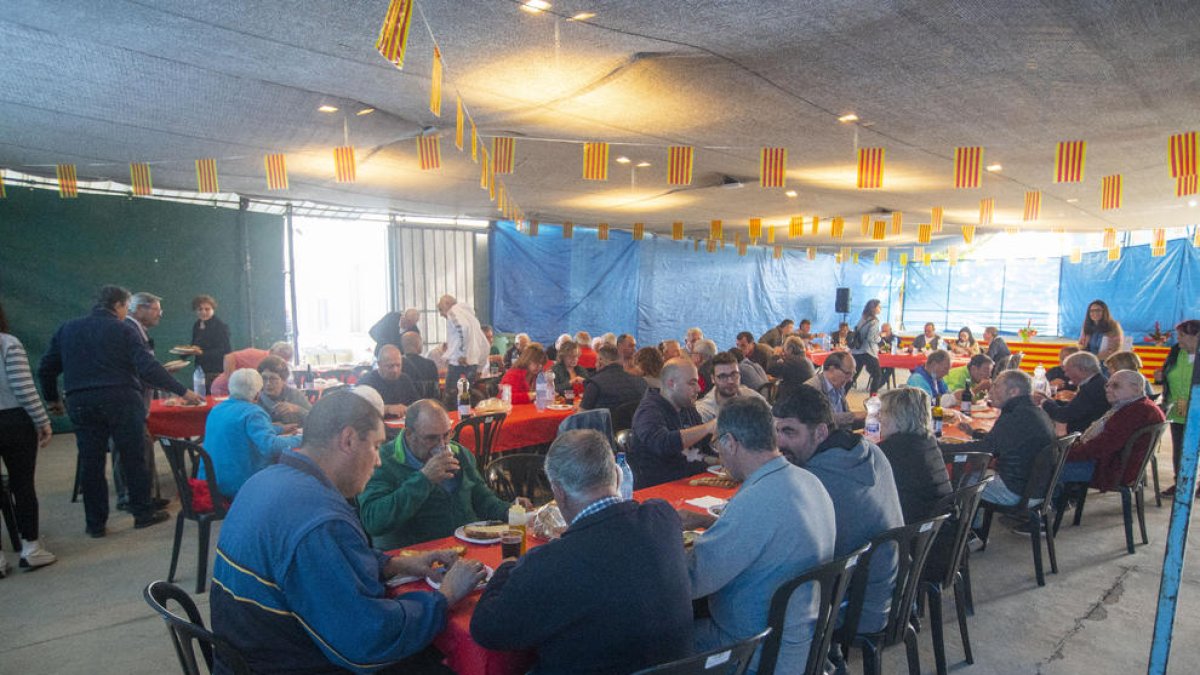 Esmorzar popular i bitlles a les festes de la partida Montserrat
