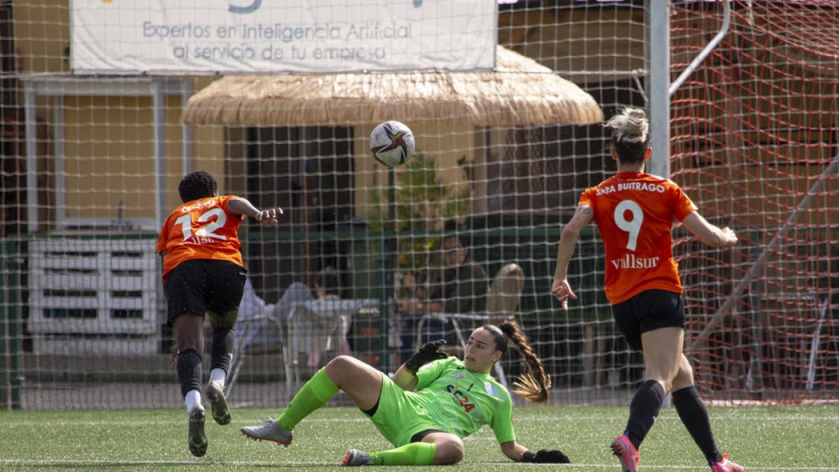 Lisa va tenir, a la sortida d’un córner, una de les arribades més clares de l’AEM en tot el matx.