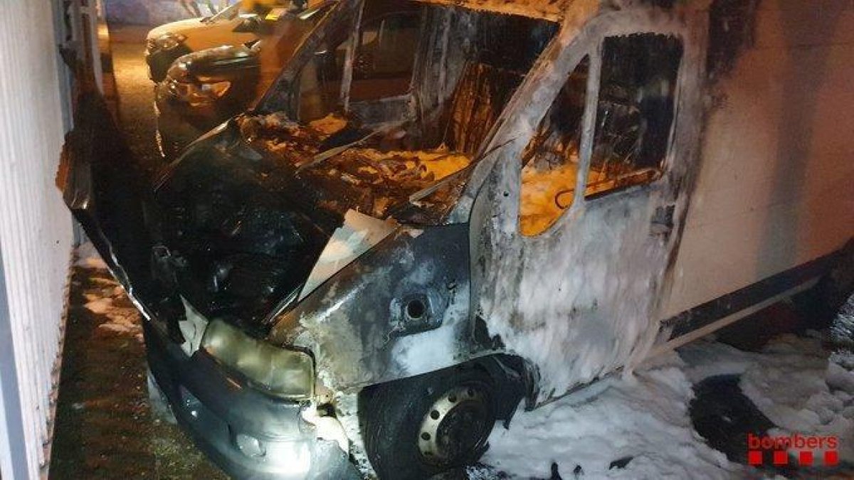 Crema una furgoneta en un pàrquing de Tàrrega