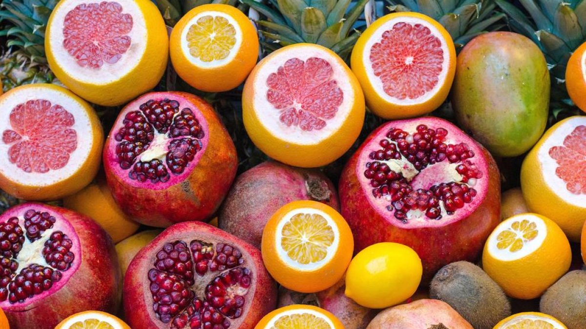 Los alimentos que protegen la piel frente al sol