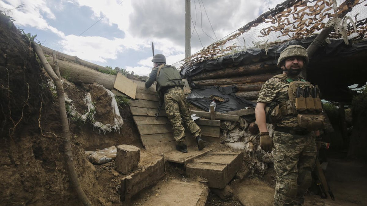 Soldats ucraïnesos dins d’una trinxera a la província prorussa de Donetsk.