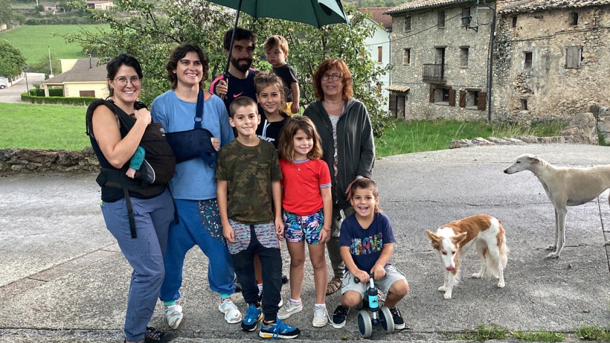 La nova família que s'ha instal·lat a Tuixent, amb la propietària de la casa que han llogat i membres del col·lectiu Reviure les Valls.