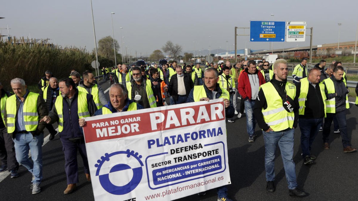 Un grup de transportistes autònoms que rebutgen l’acord assolit pel Govern espanyol.