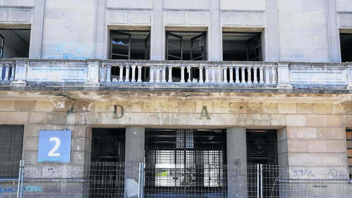 L'edifici de l'antiga Capitania d'Infanteria de Gardeny, situat al costat del Castell dels templers i el Magical Media.