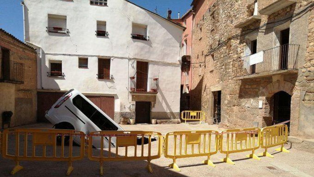 S'obre un gran forat al carrer Major de Tudela de Segre
