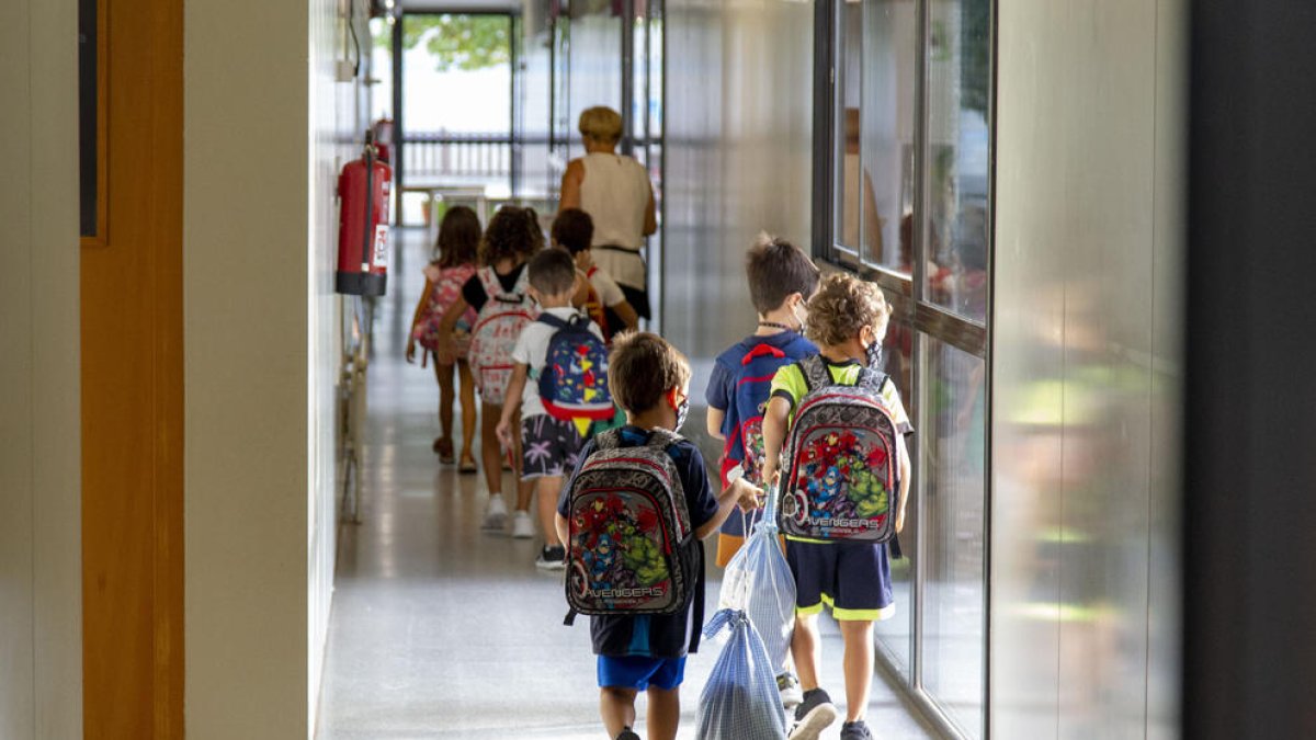 Alumnes entrant en una escola en una imatge d'arxiu.