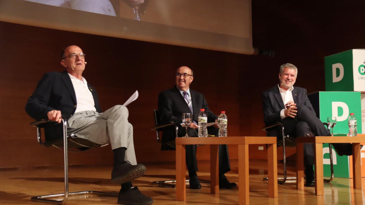 L'alcalde de Lleida, Miquel Pueyo, a l'esquerra de la imatge, durant el debat a les Jornades DAFO amb l'alcalde de Tarragona, Pau Ricomà, a la dreta.
