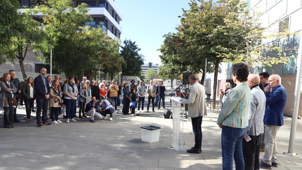 El acto institucional de conmemoración del quinto aniversario se celebró en la plaza de l’U d’Octubre.