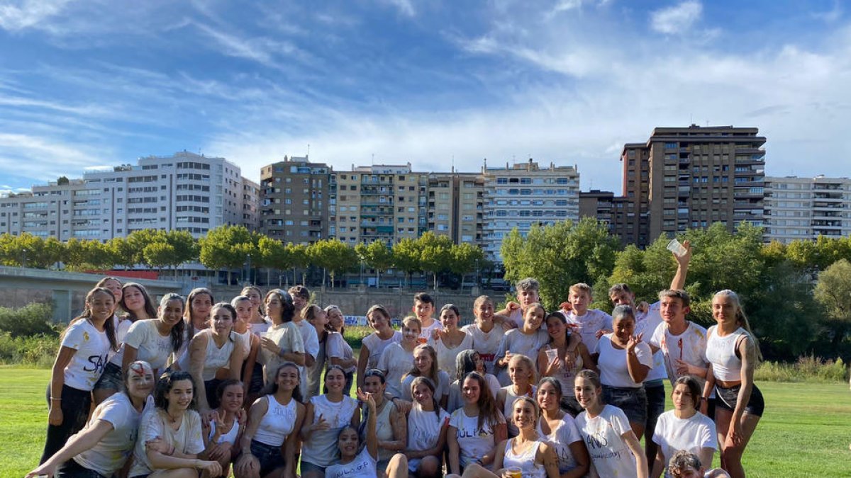 Foto de familia de alumnos de Psicología, que hicieron las novatadas la semana pasada.