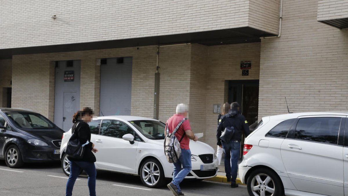Mossos i advocats entren a l’edifici del carrer Penedès per a l’escorcoll de dilluns passat.