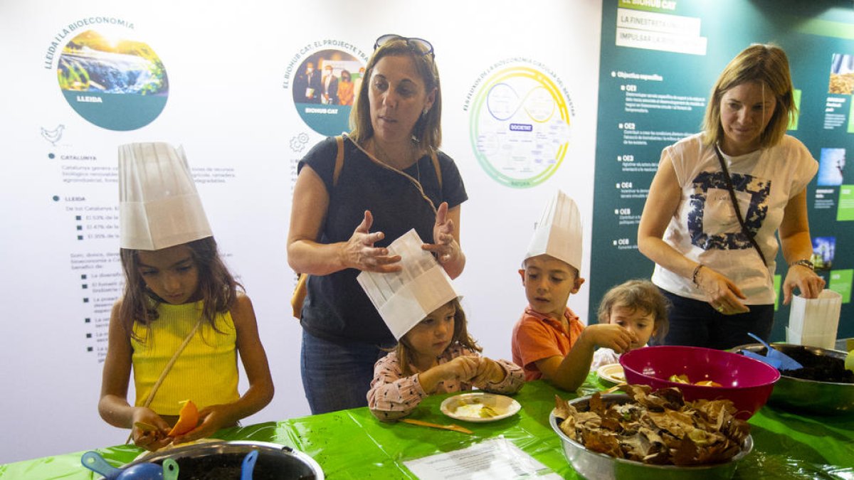 Los más pequeños participaron ayer en los talleres de introducción a la bioeconomía impartidos por Petit Xef.