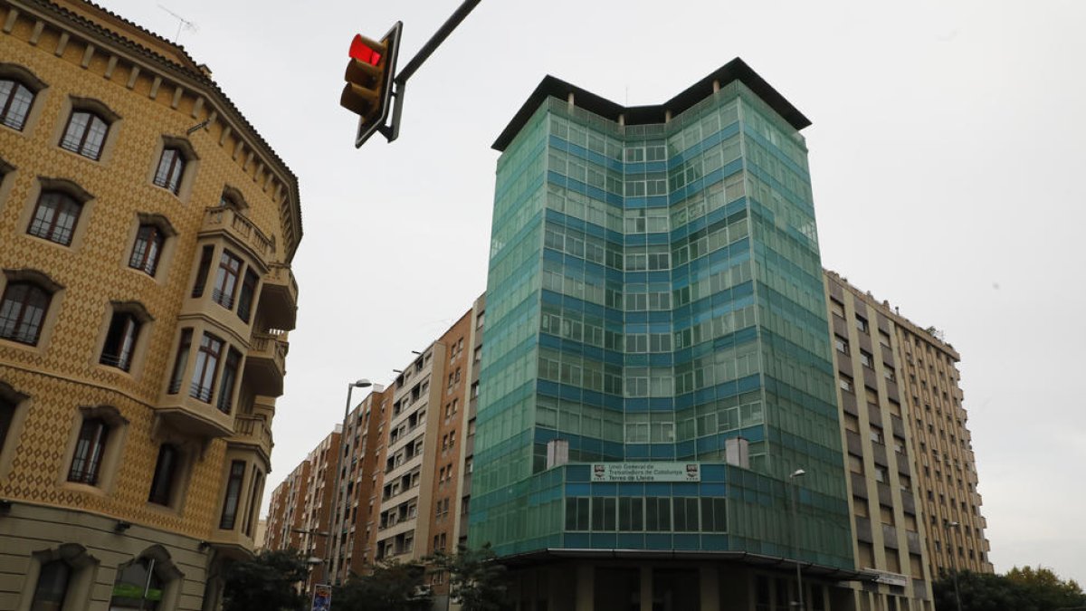 Imagen del conocido como edificio de los sindicatos o “Ducados”, situado entre las avenidas de Blondel y Catalunya.