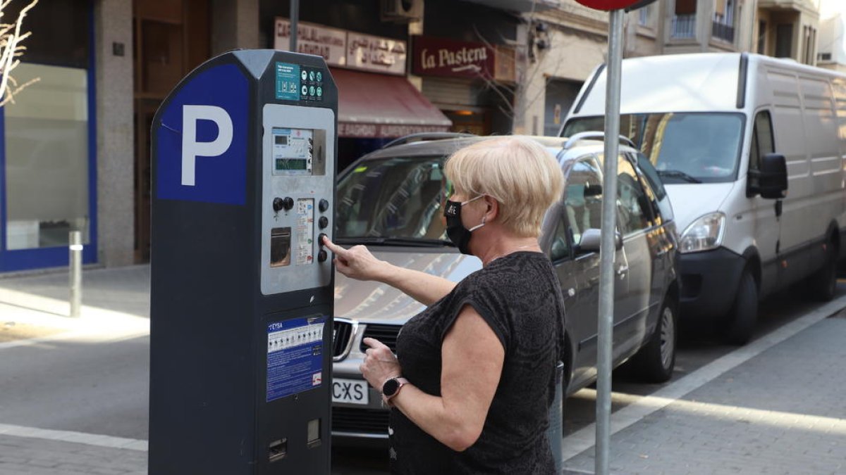 Els pagaments en efectiu de la zona blava han suposat el 42,81% del total d’ingressos del servei.