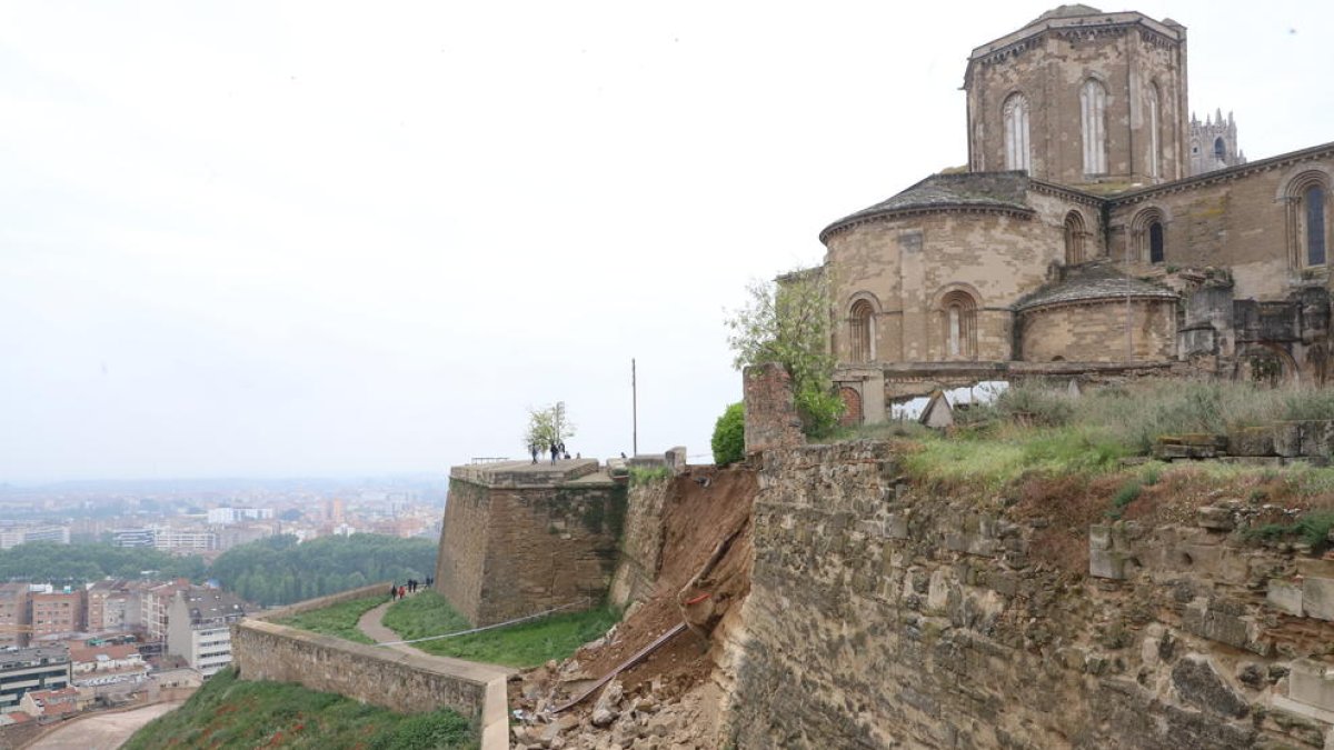 A la izquierda, el tramo desprendido de la muralla de la Seu Vella. A la derecha, obras de reforma de la antigua Audiencia el pasado día 15.