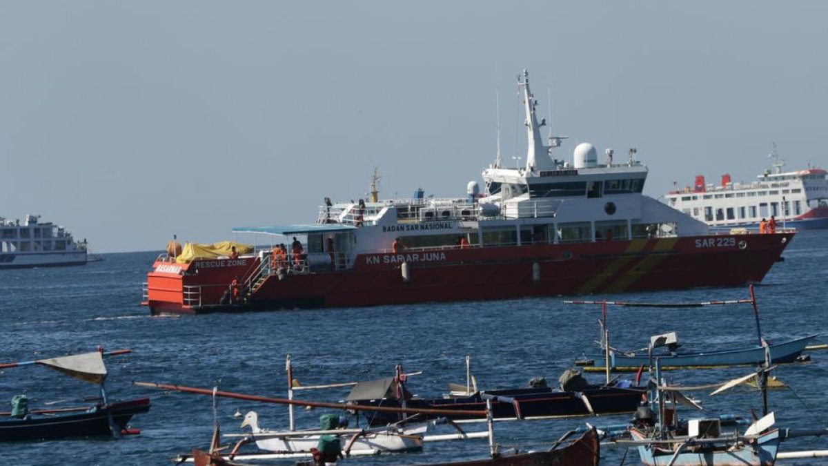 Indonesia despliega 25 buques en una carrera contrarreloj para encontrar el submarino desaparecido