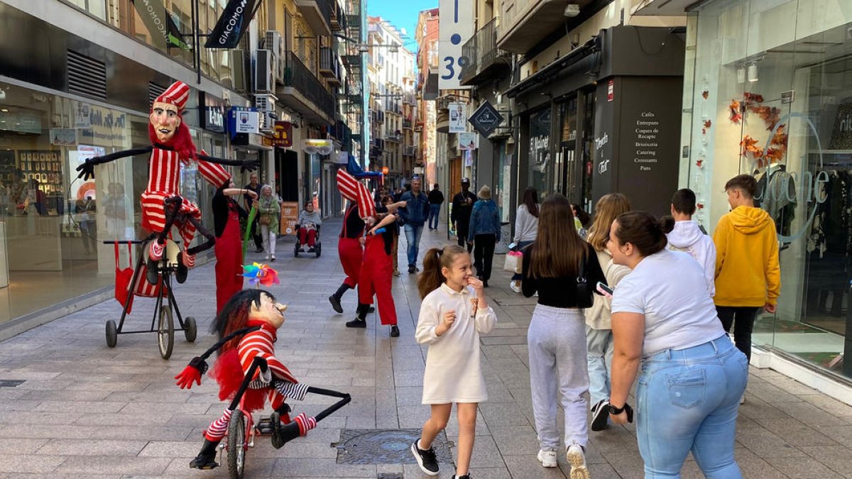 El espectáculo que recorrió ayer la calle Sant Antoni.