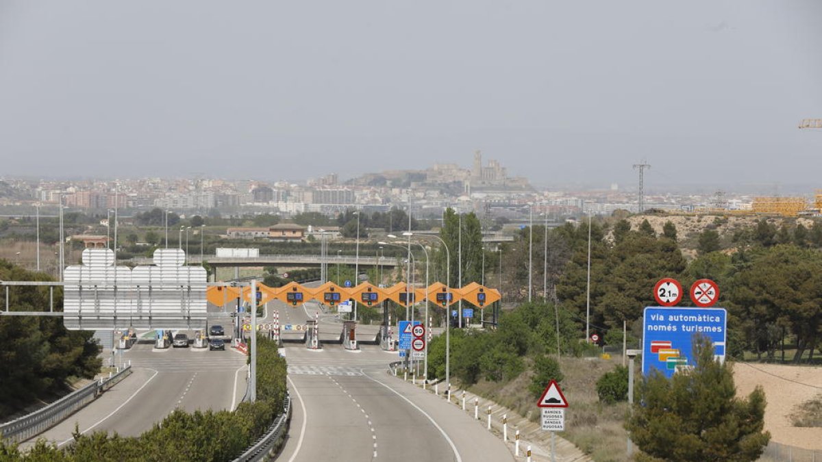 Imagen reciente del peaje de la autopista AP-2 y la ciudad de Lleida al fondo.