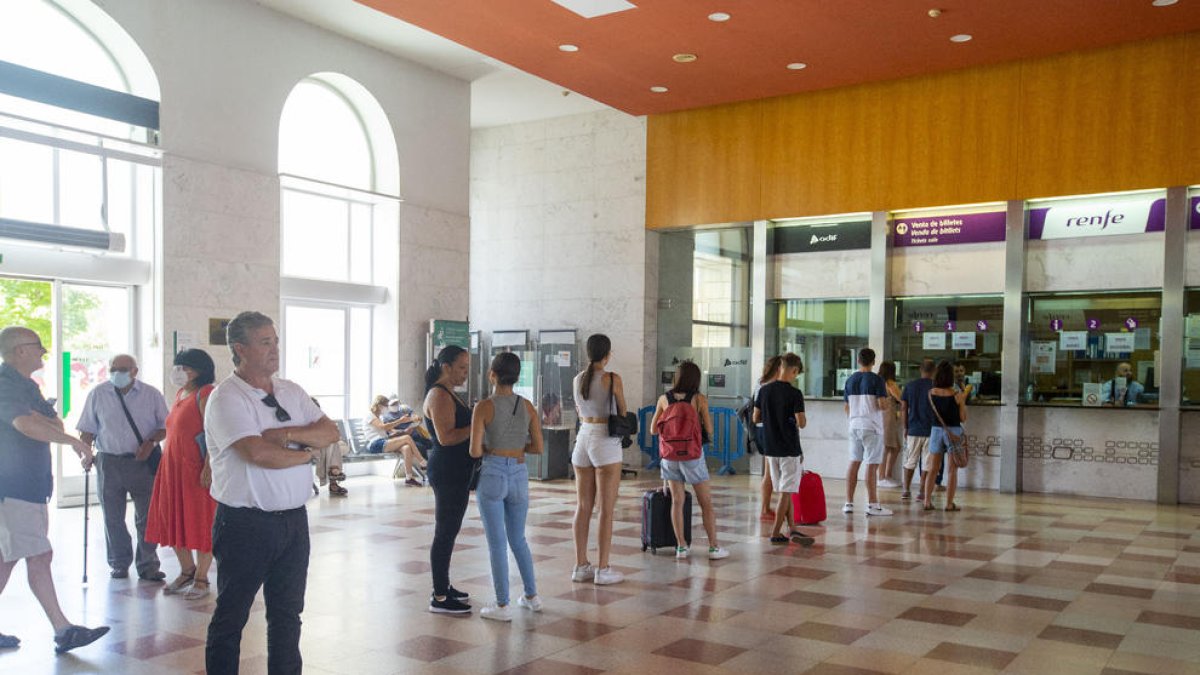 Usuarios de Renfe en la estación de Lleida.