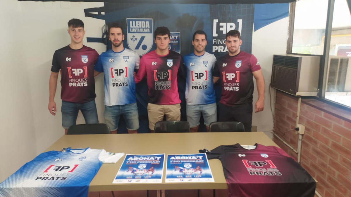 Sergi Folguera, Nuno Paiva, Uri Codony, Xavi Aragonès i Jordi Badia, ahir amb les noves equipacions.