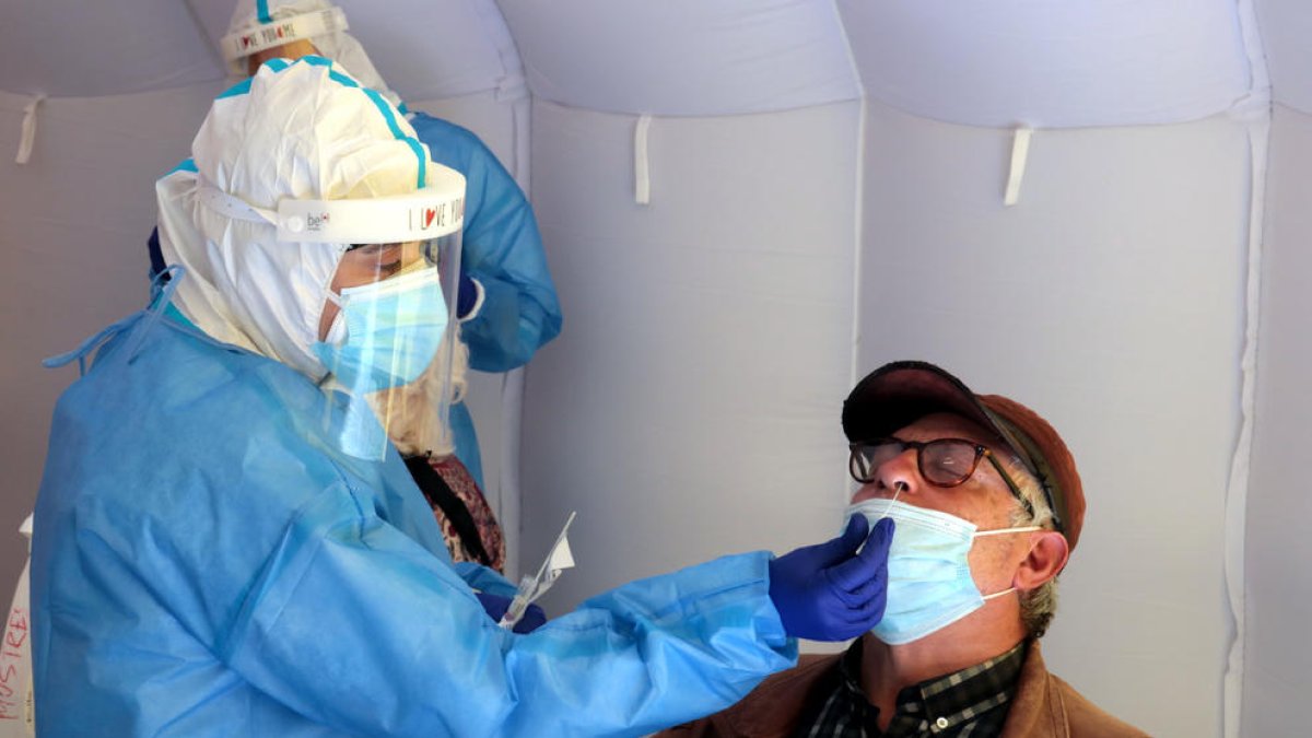 Imatge d’arxiu d’un lleidatà sotmetent-se a un test.