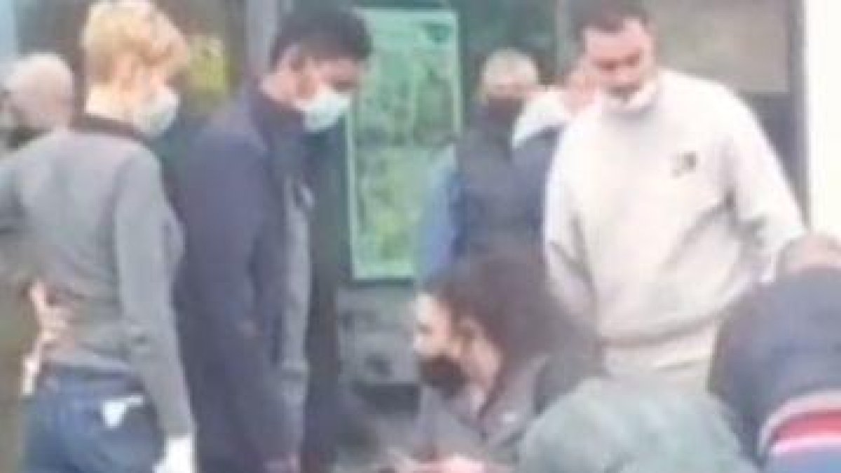 VÍDEO | Divisió a les xarxes davant d'un grup de persones que reté un presumpte lladre de gambes del Lidl