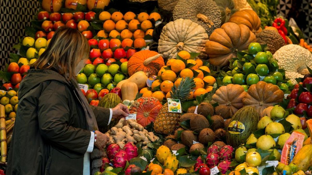 Francia dice adiós al embalaje en plástico de frutas y verduras pequeñas