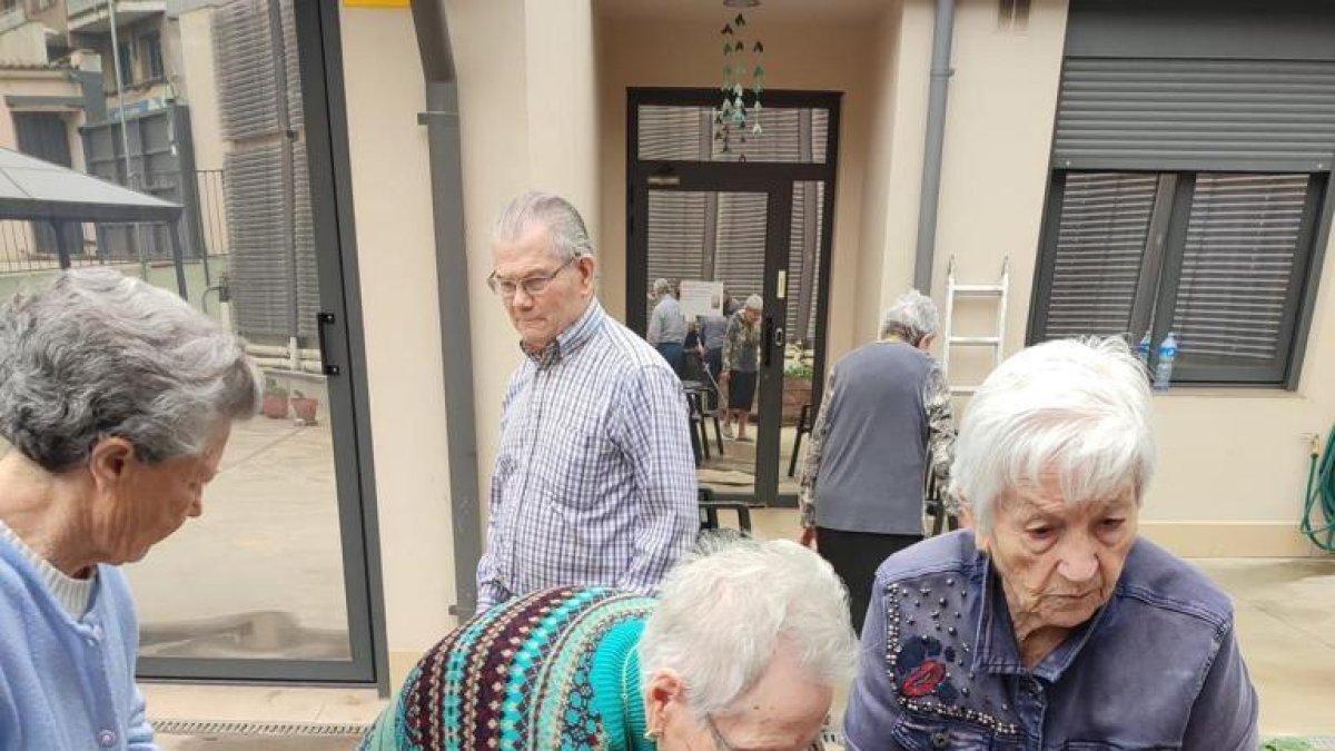 Usuarios de la residencia Llar d’Avis del Carme de Tàrrega trabajando en su huerto.