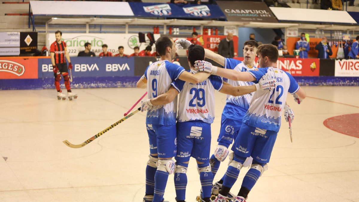 Jugadors del Finques Prats celebren un gol a Reus.