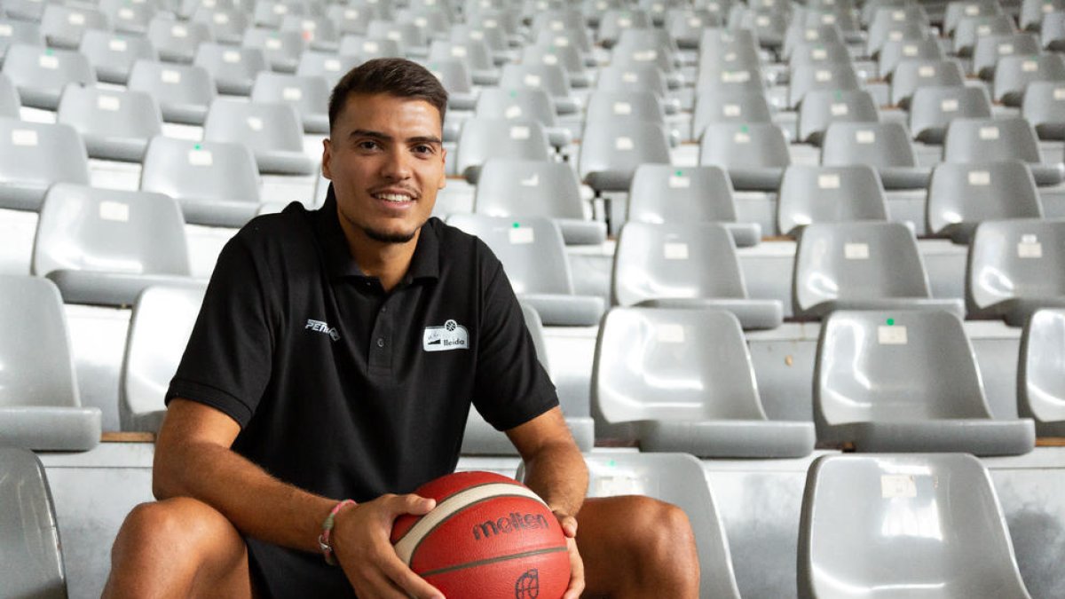 Diogo Brito, ahir al Barris Nord durant la seua presentació com a nou jugador del Força Lleida.