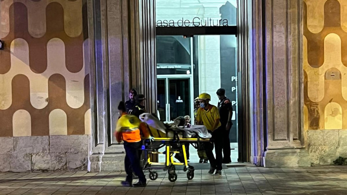 Traslado de uno de los heridos de la explosión del viernes.