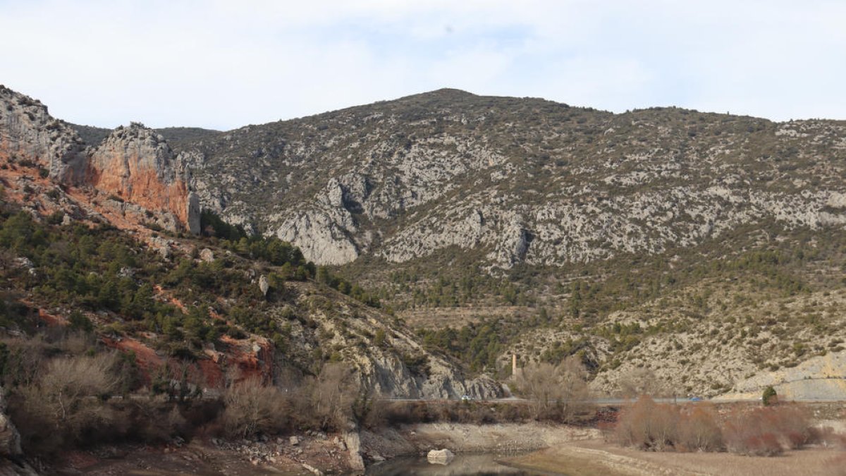 Imagen de archivo de la cola del embalse de Oliana vista desde el municipio de Coll de Nargó, donde se puede apreciar el bajo nivel de reservas del pantano.