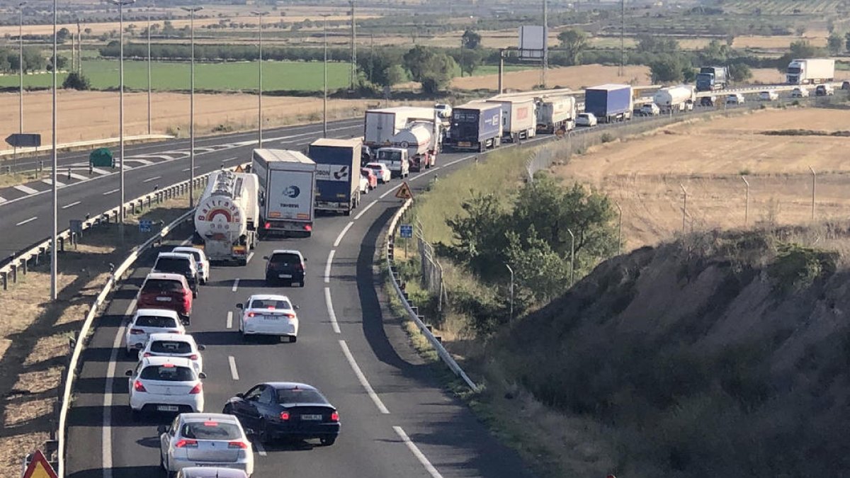 L’A-2 va registrar cues de quatre quilòmetres ahir a Tàrrega arran d’una col·lisió.