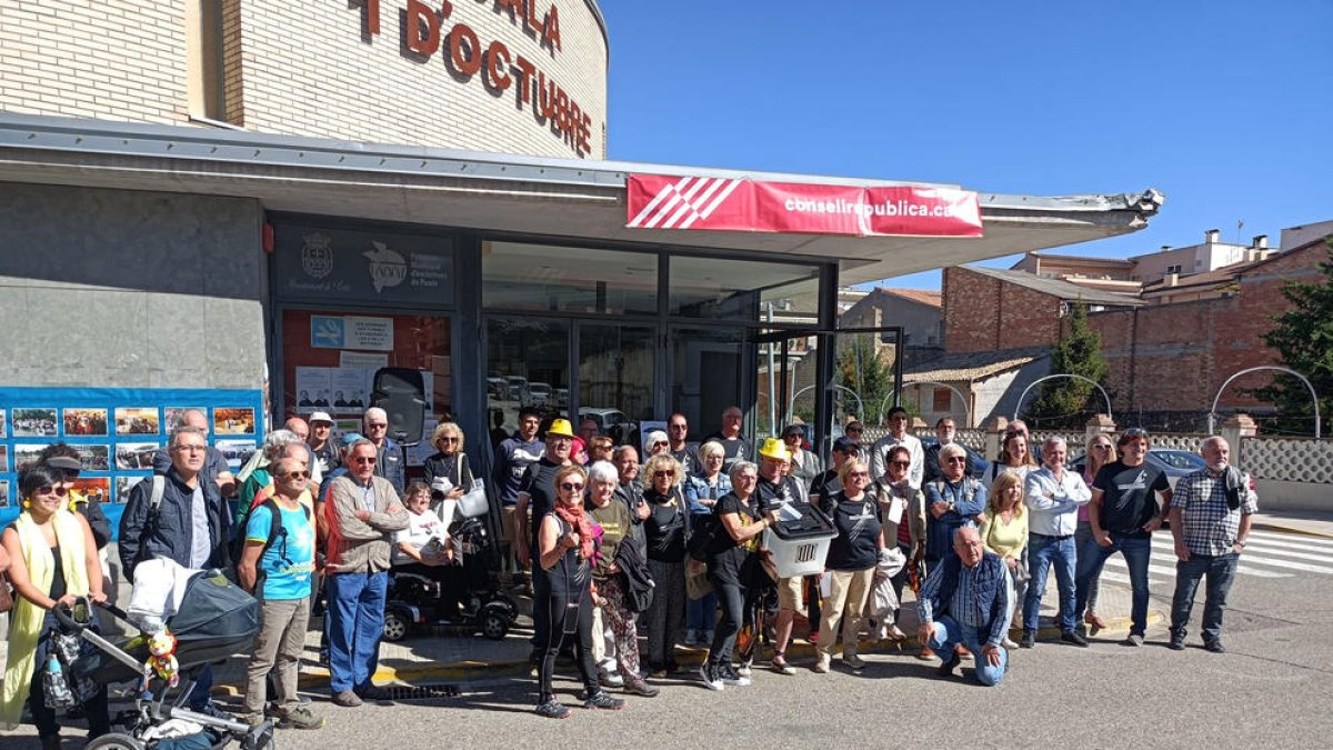 Ponts. Este municipio de la Noguera también celebró ayer el aniversario del referéndum con una exposición fotográfica y un acto institucional. La jornada contó con la participación de unos cincuenta vecinos.