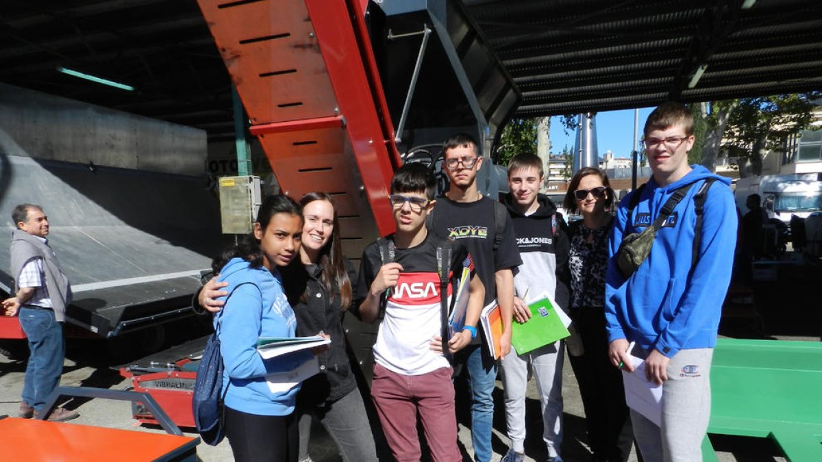Un grupo de alumnos, visitando la feria.