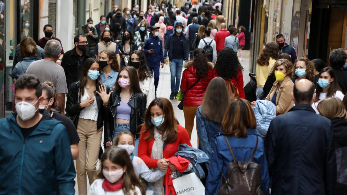 Tarde animada de compras, ayer por la tarde en el Eix Comercial.