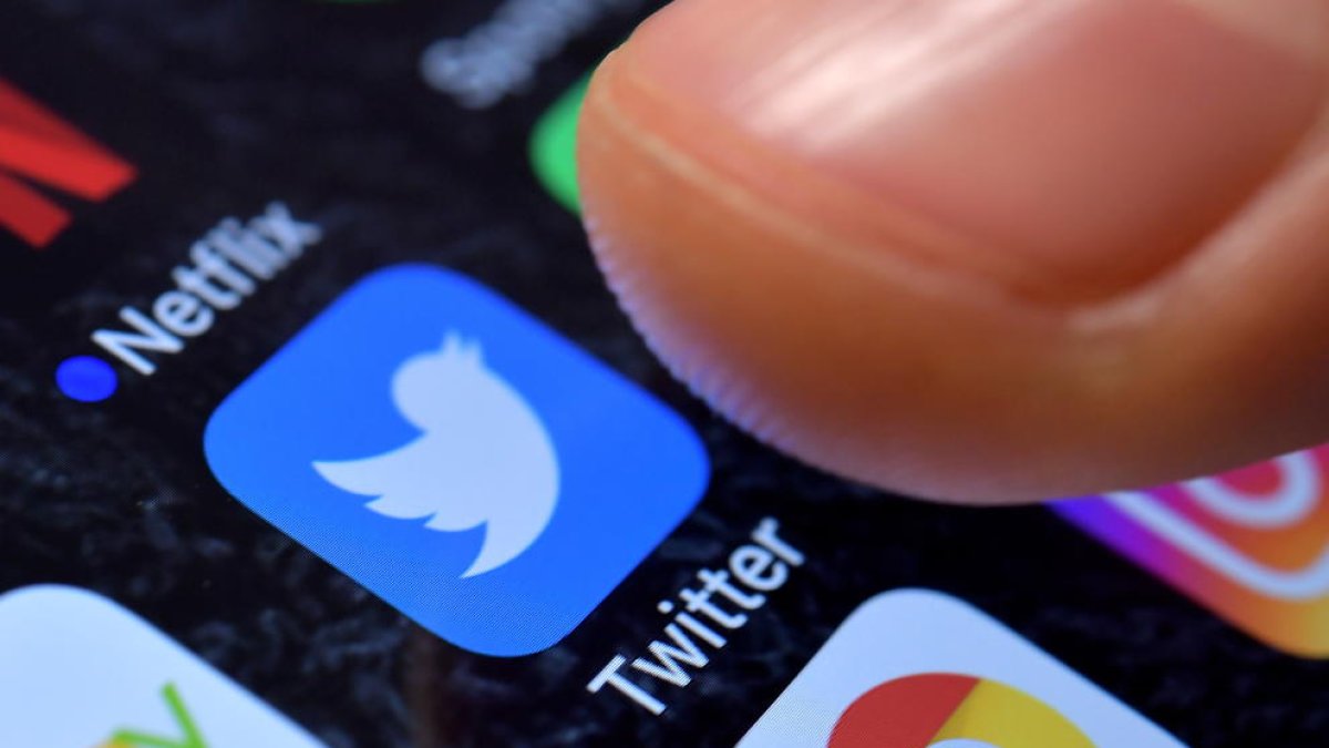 Fotografía de archivo del logo de Twitter en un móvil