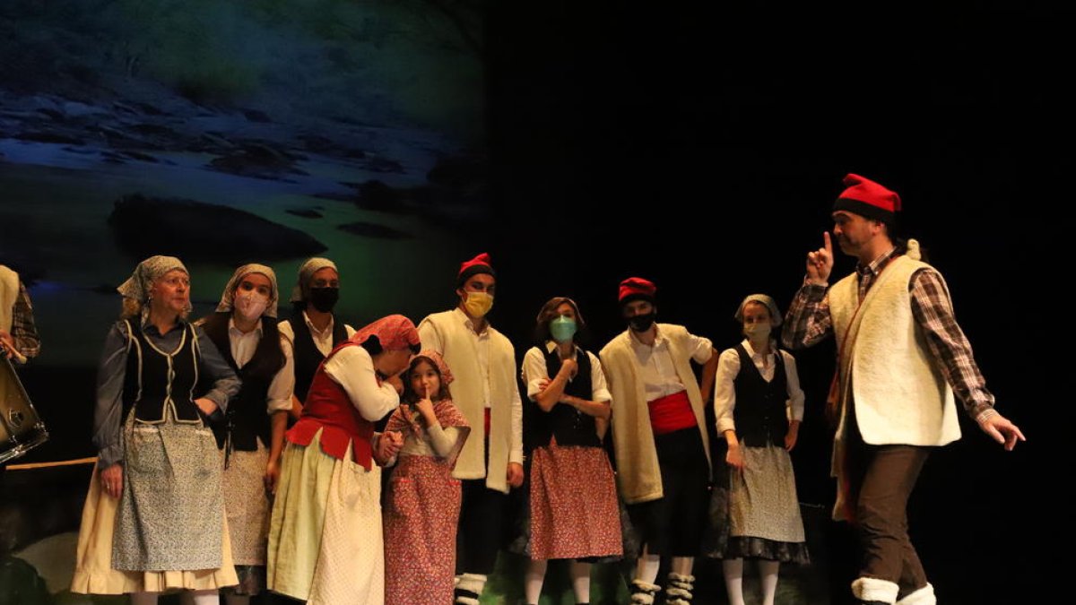 Varios de los actores, en uno de los pases que ofreció la compañía Talia en el Teatre Escorxador.