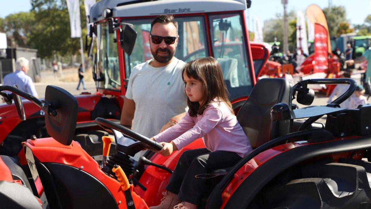 La maquinària agrícola exposada a la Fira de Sant Miquel continua sent un pol d’atracció dels professionals i de la canalla.