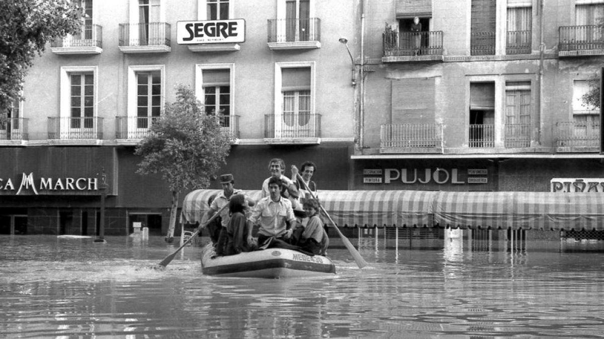 Una imatge per a la història: el 8 de novembre del 1982, els últims treballadors de SEGRE que van abandonar la redacció, aleshores a Ferran, ho van fer en una llanxa de Protecció Civil.